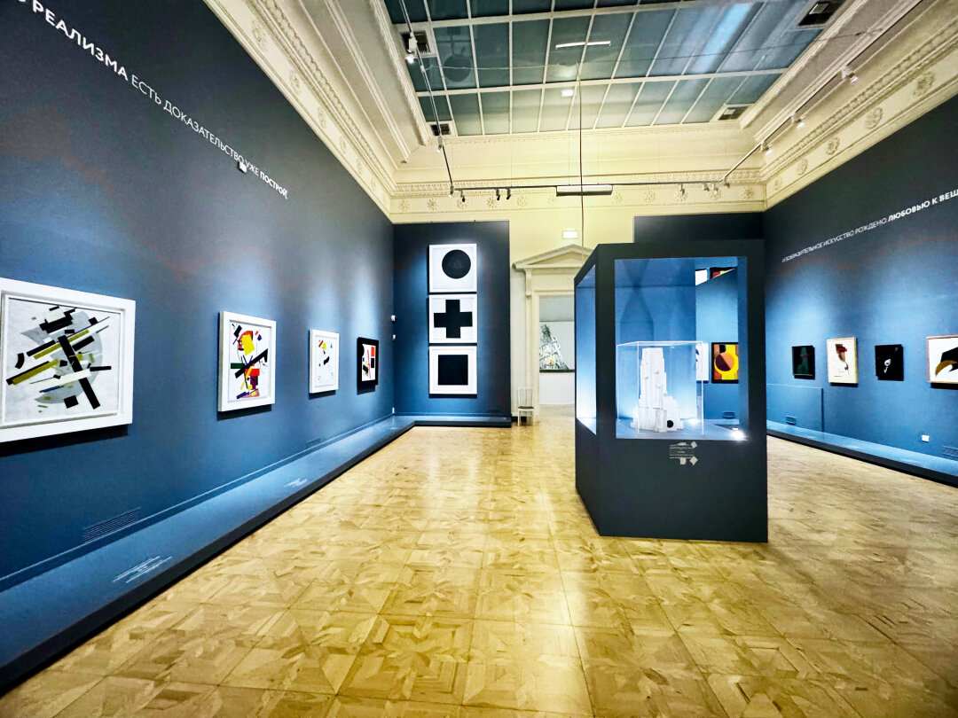 Проект «Наш авангард» в Русском музее стал абсолютным хитом 2025 года, в том числе благодаря внятному и оттого мощному экспонированию, которое