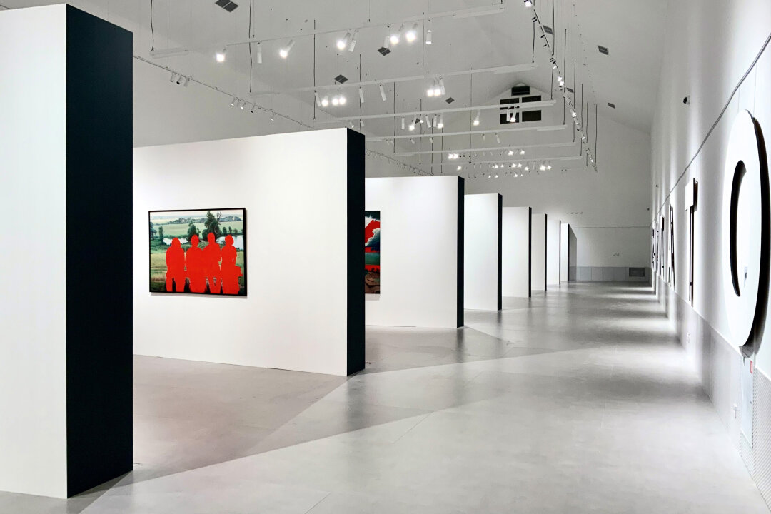 Юрий Аввакумов — автор архитектурной концепции выставки «Эрик Булатов. Горизонт» в нижегородском культурном центре «Пакгаузы»