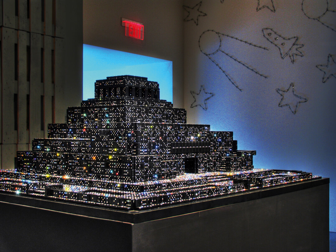 Домино и стразы Swarovski: «Чёрный костяной мавзолей» Юрия Аввакумова. 2008