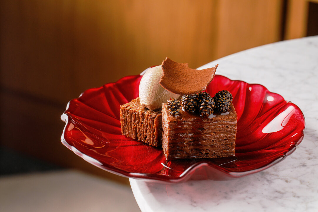 Русский авторский десерт — это наполеон с шоколадом, мороженым из виски и еловыми шишками от шеф-кондитера Стаса Пауля