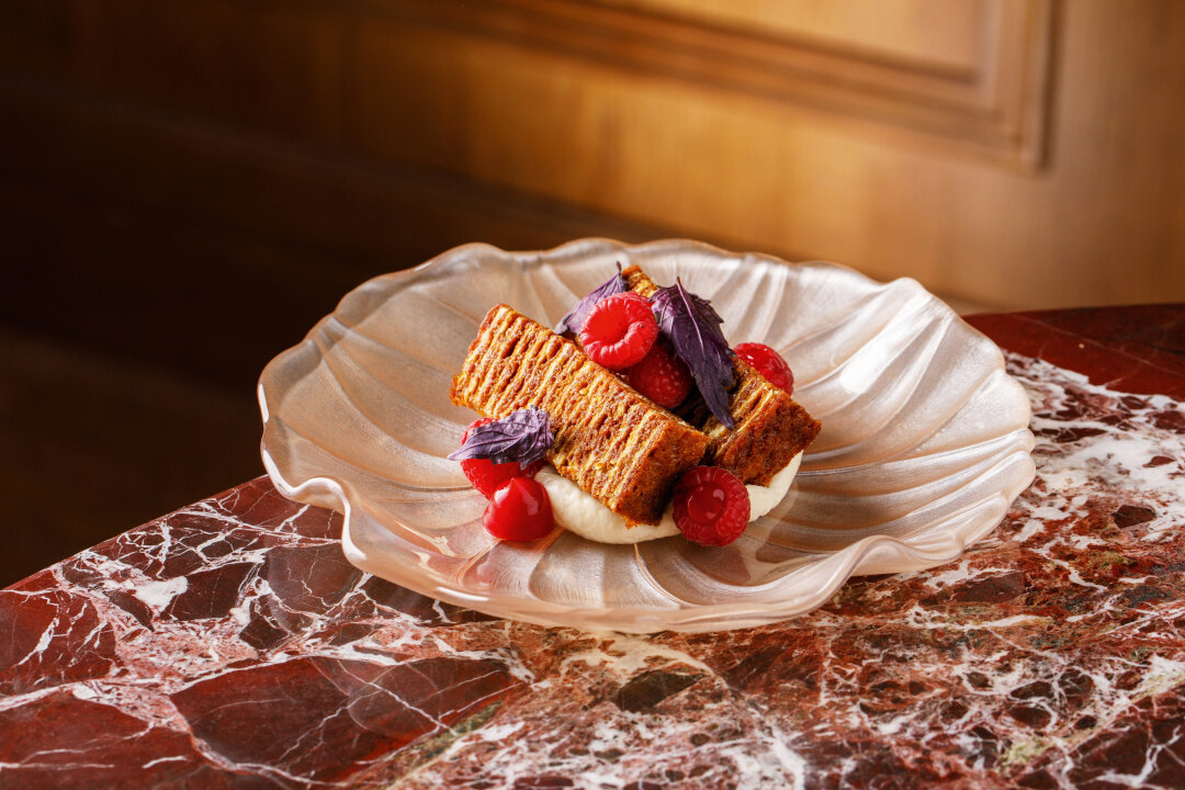 Сладость медовика в «Перемене» Стас Пауль балансирует сырным кремом, малиновым гелем, свежими ягодами и красным базиликом
