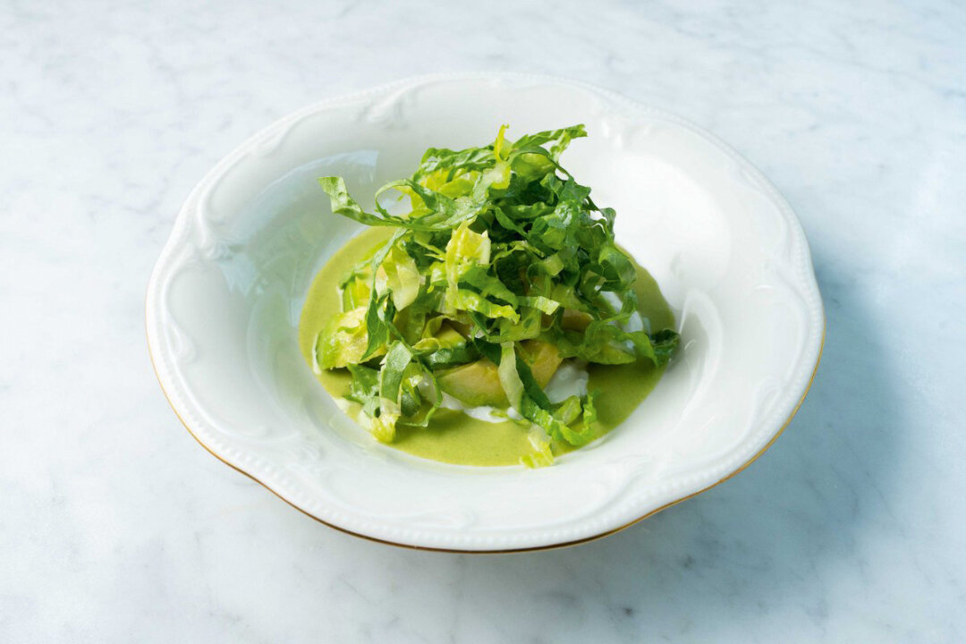 Редакция Собака.ru специально приходит в Frantsuza Bistrot за зеленым салатом, который изо- брела Юлия Конева: из авокадо, страчателлы и ромейна под