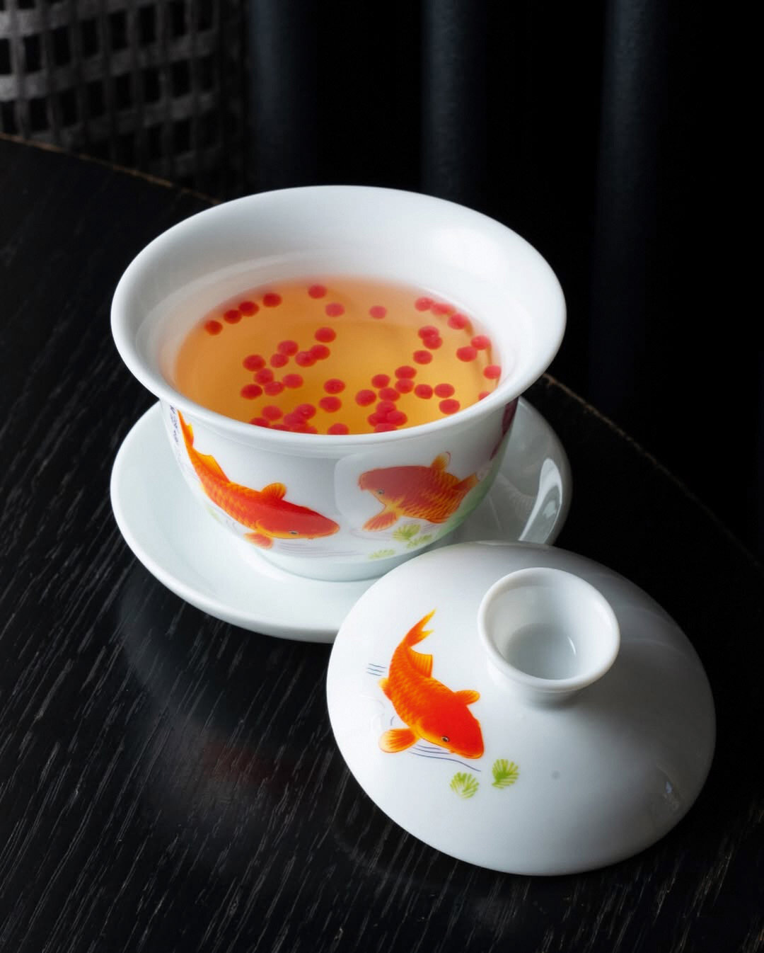 Шеф-бартендер Иван Миклухин при- думал для Duo Asia энитайм-коктейль Pineapple Punch с пряным ромом, ананасом и икрой из брусники и эстрагона