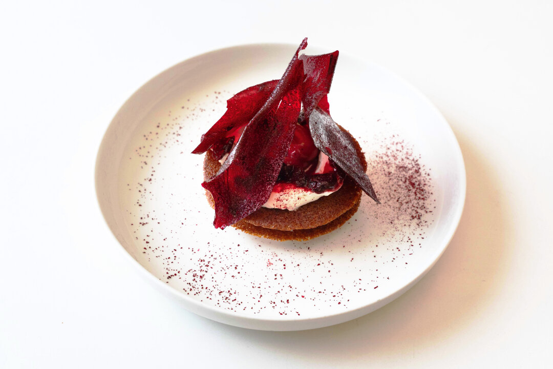 Абсолютный бэнгер Стаса Пауля для Harvest — свекольный мильфей с вяленой вишней, жирной деревенской сметаной, карамелью и чипсами из свеклы