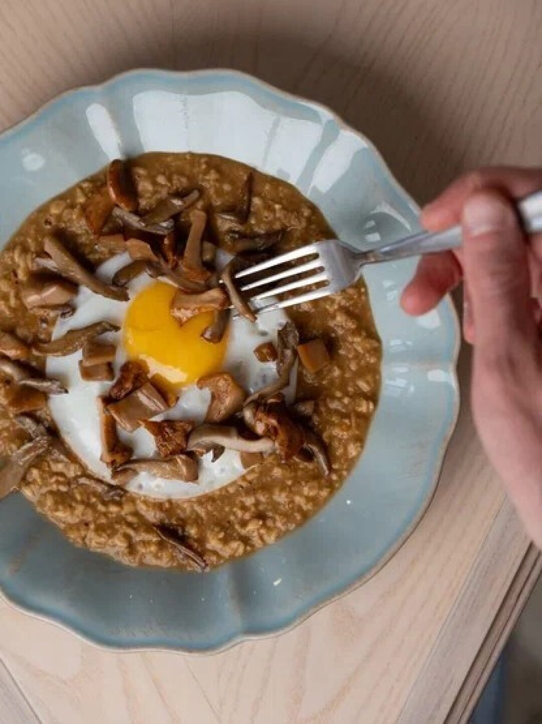 Овсяная каша с лесными грибами и глазуньей в Nolan Wine & Kitchen