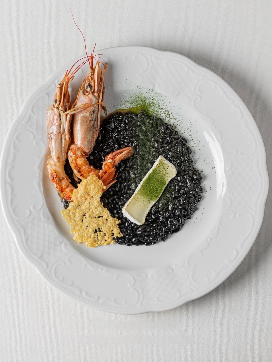 Черное ризотто с лангустинами и сыром бри в Karin