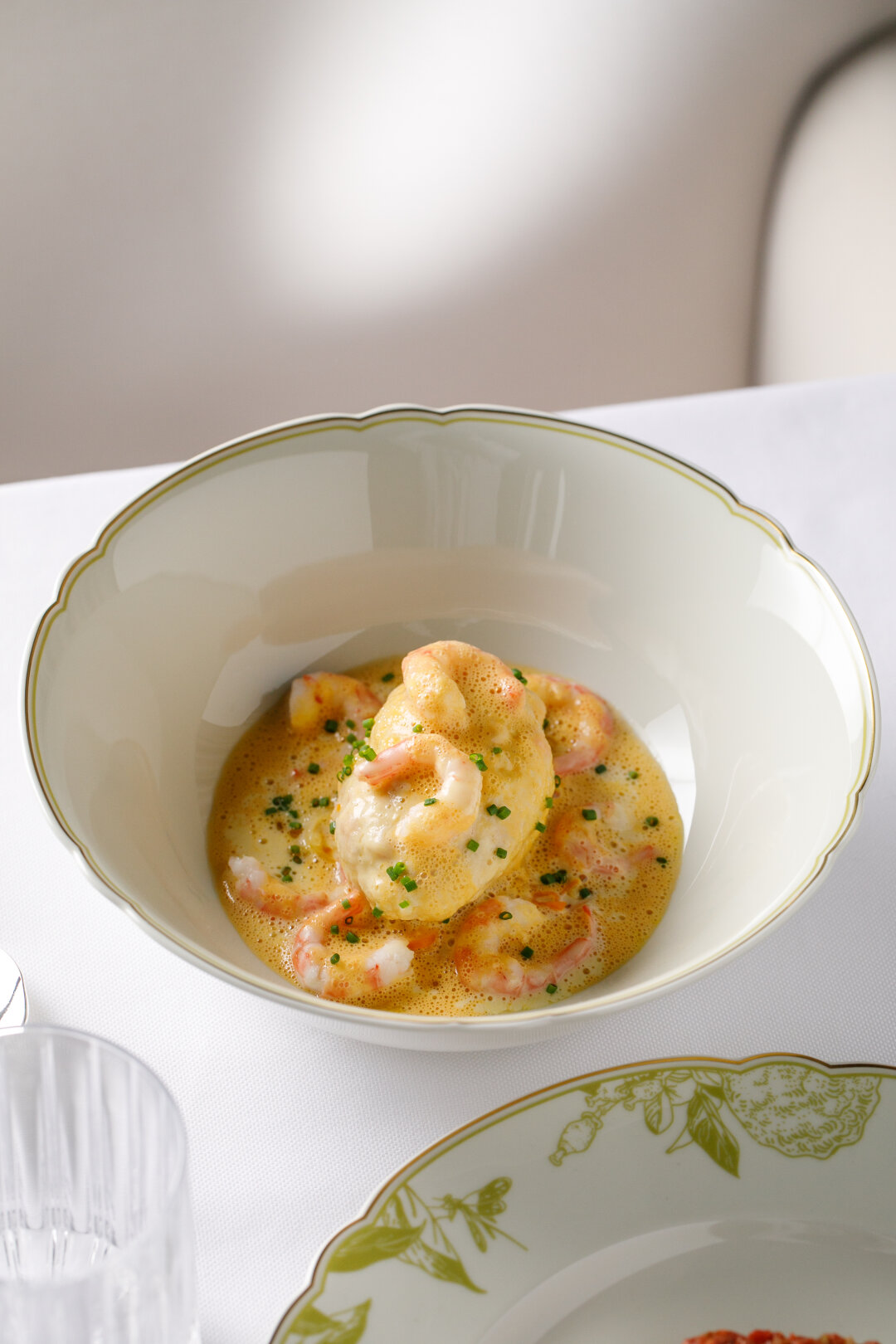 Кнеля из щуки, судака и лосося с магаданскими креветками и соусом биск