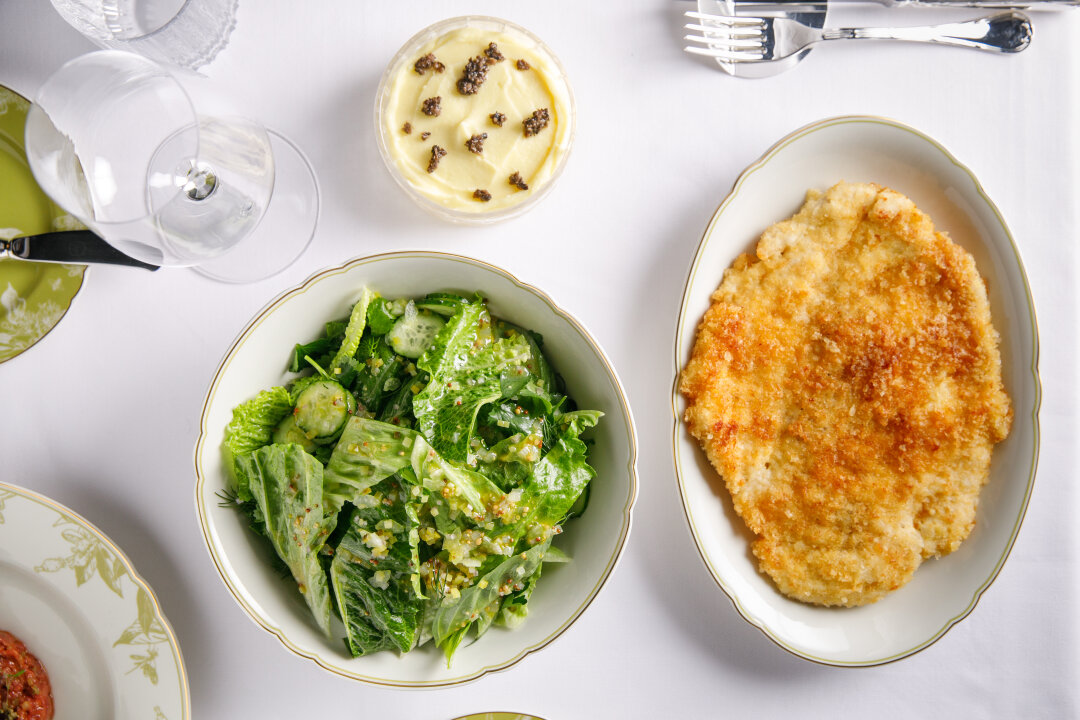 Гран кордон-блю с тамбовским окороком, сырами грюйер и маасдам, пюре и зеленым салатом