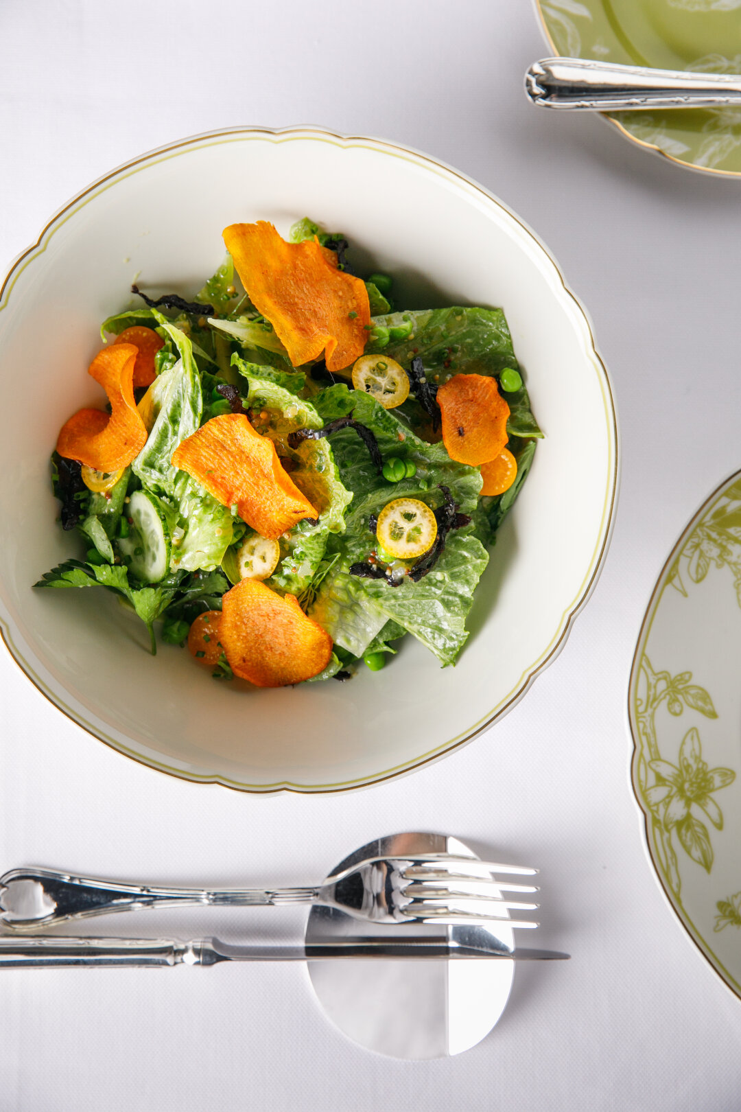 Зеленый салат из романо с авокадо, физалисом и кумкватом