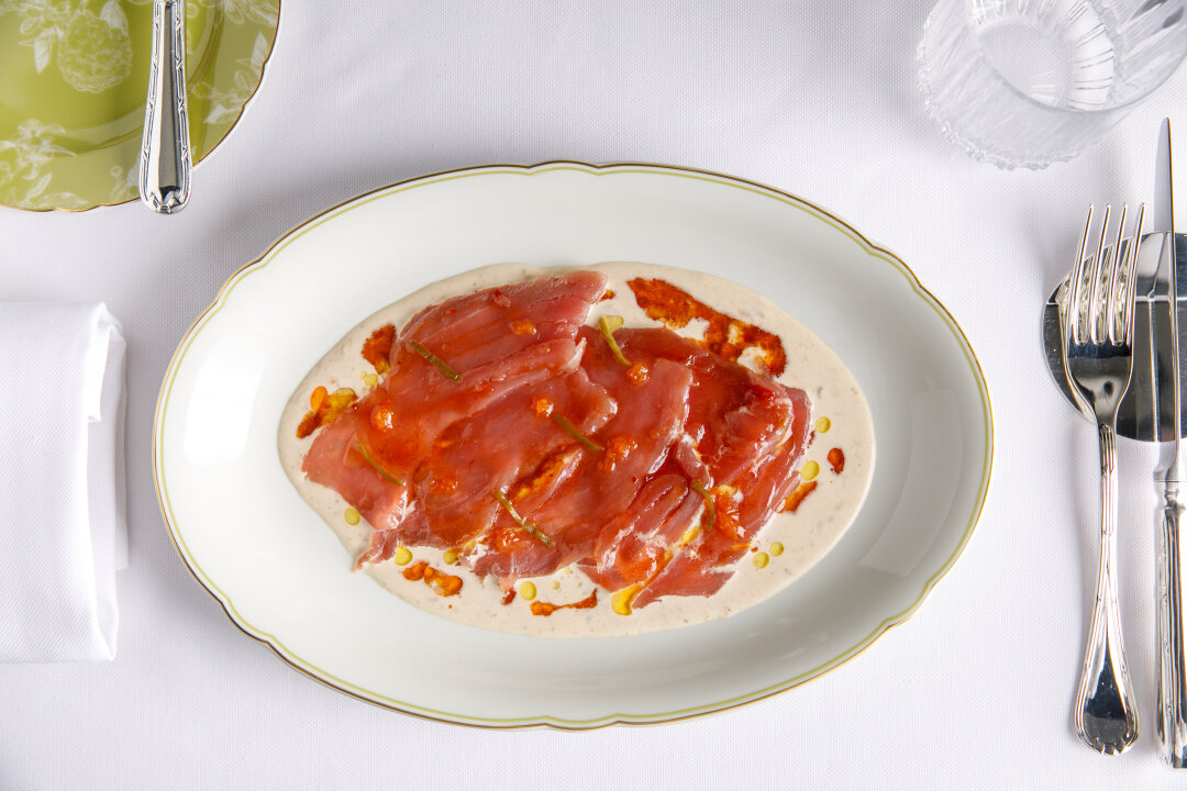 Тунец бигай с соусом тоннато