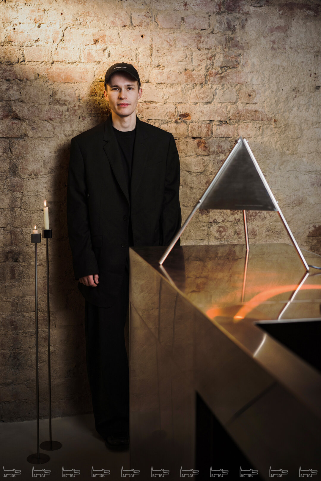 Вова Спакис, подсвечники и напольная лампа его дизайна сфотографированы в апартаментах в Коломне — интерьер соавторства Вовы, Оли Кулиш и Димы