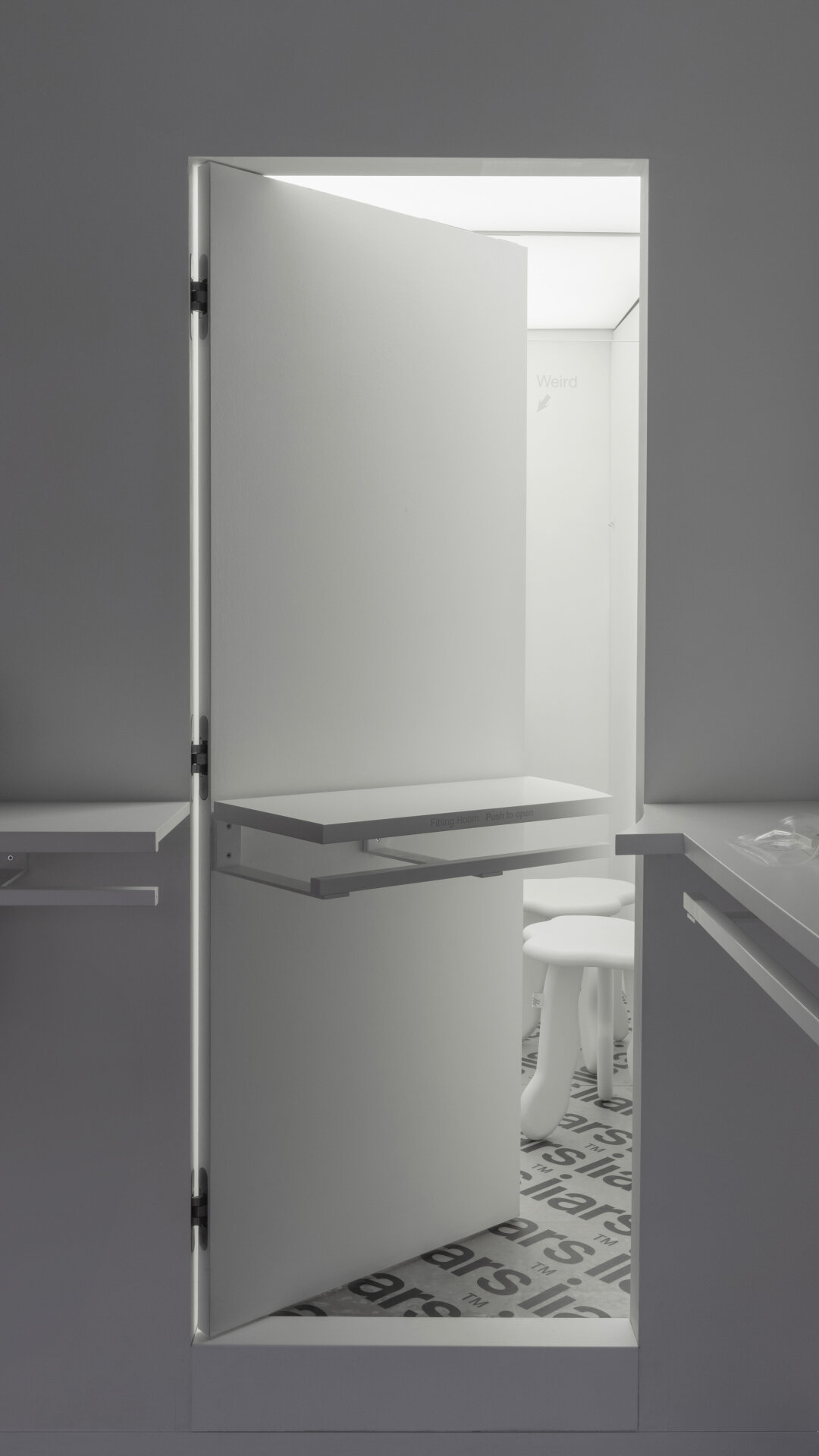 Первый магазин Liars Collective на Гороховой, в котором после интерьерного апдейта появилась скрытая примерочная