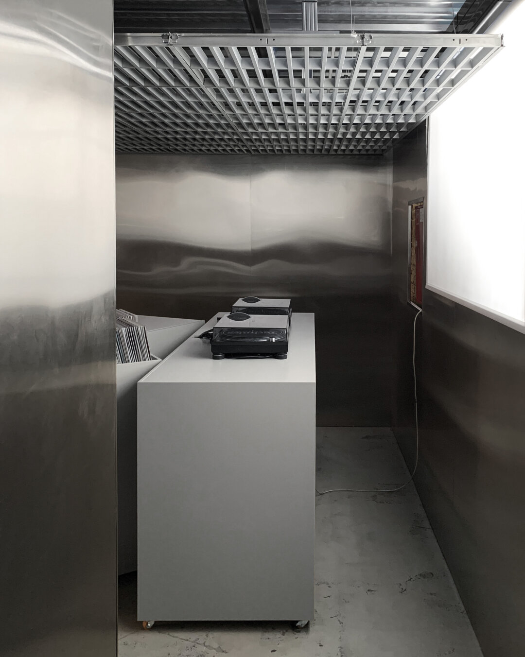 Стены из нержавеющей стали для поп-ап-проекта магазина виниловых пластинок «Ритм»