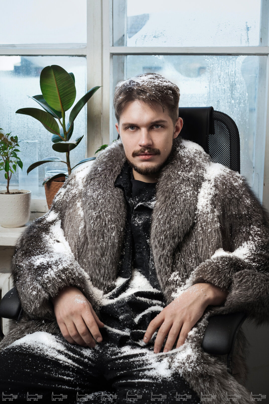 Основатель проекта «ЛОКУС» и архитектурного бюро ZIMA* Иван Казадаев в неочевидном образе. На Ване — шуба RED MEX