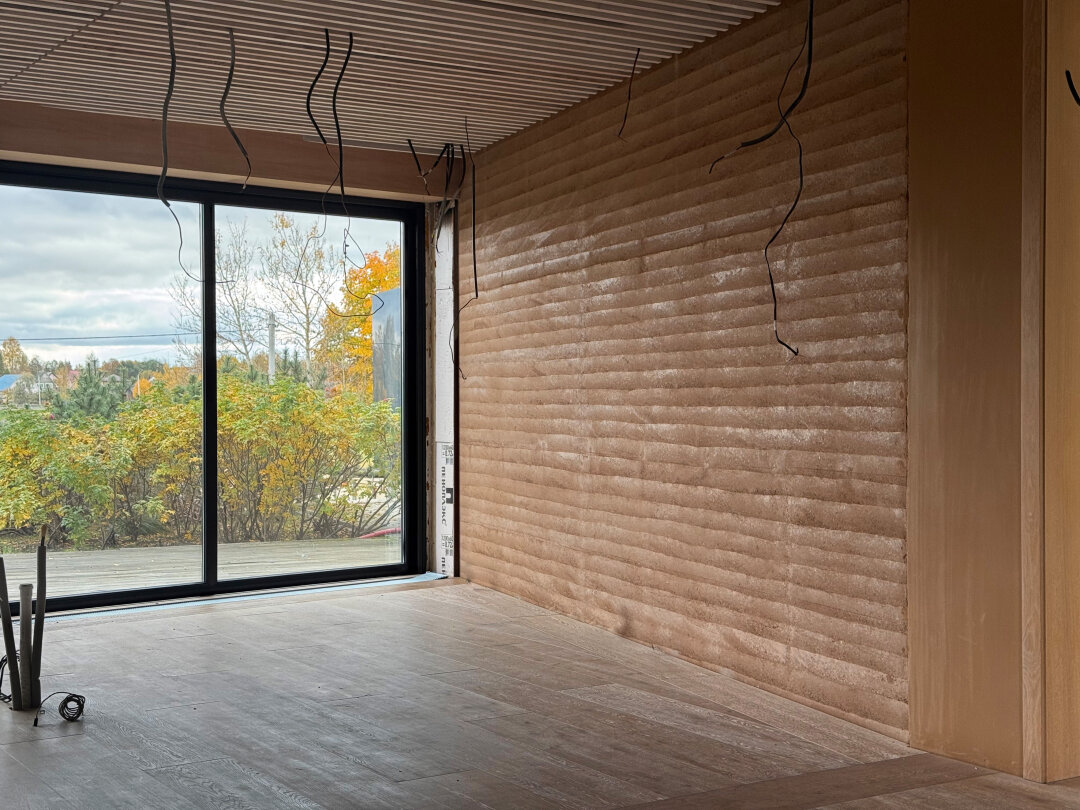 Work in progress: интерьер дома из трамбованной земли в Ленинградской области — первый прецедент землебитной архитектуры с XIX века!