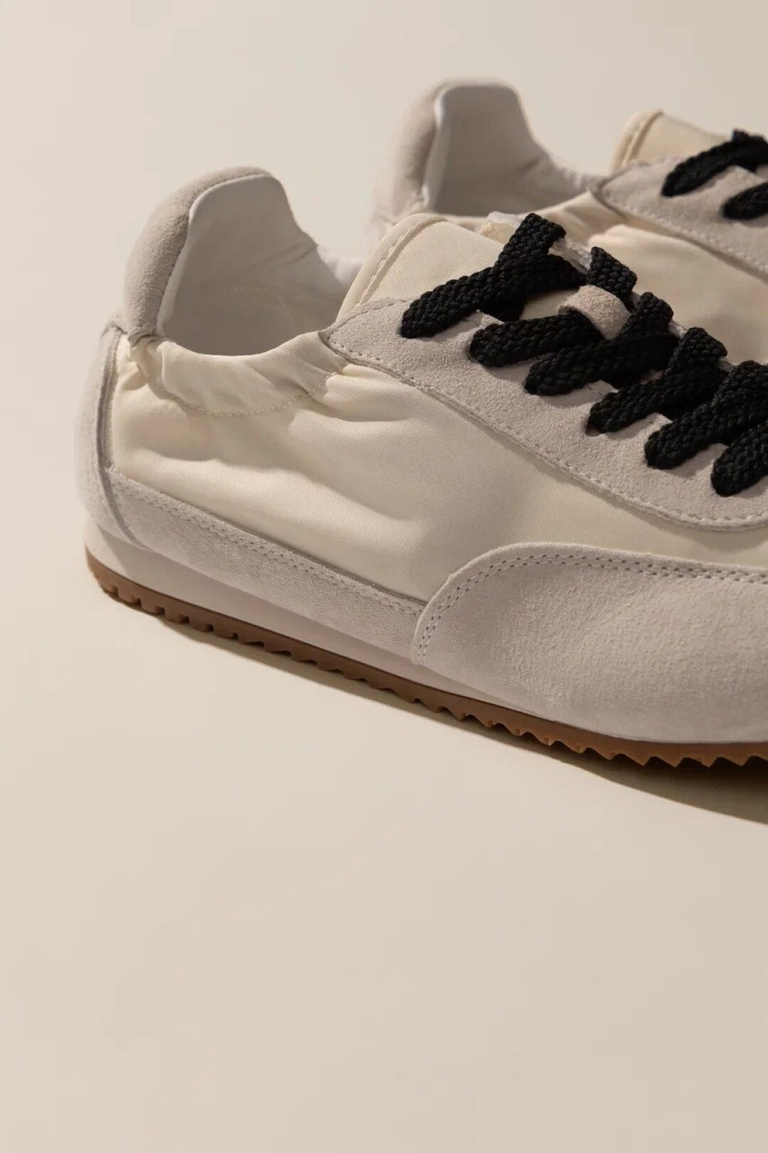 Кроссовки Anna Rachele, No One, 18 990 руб.