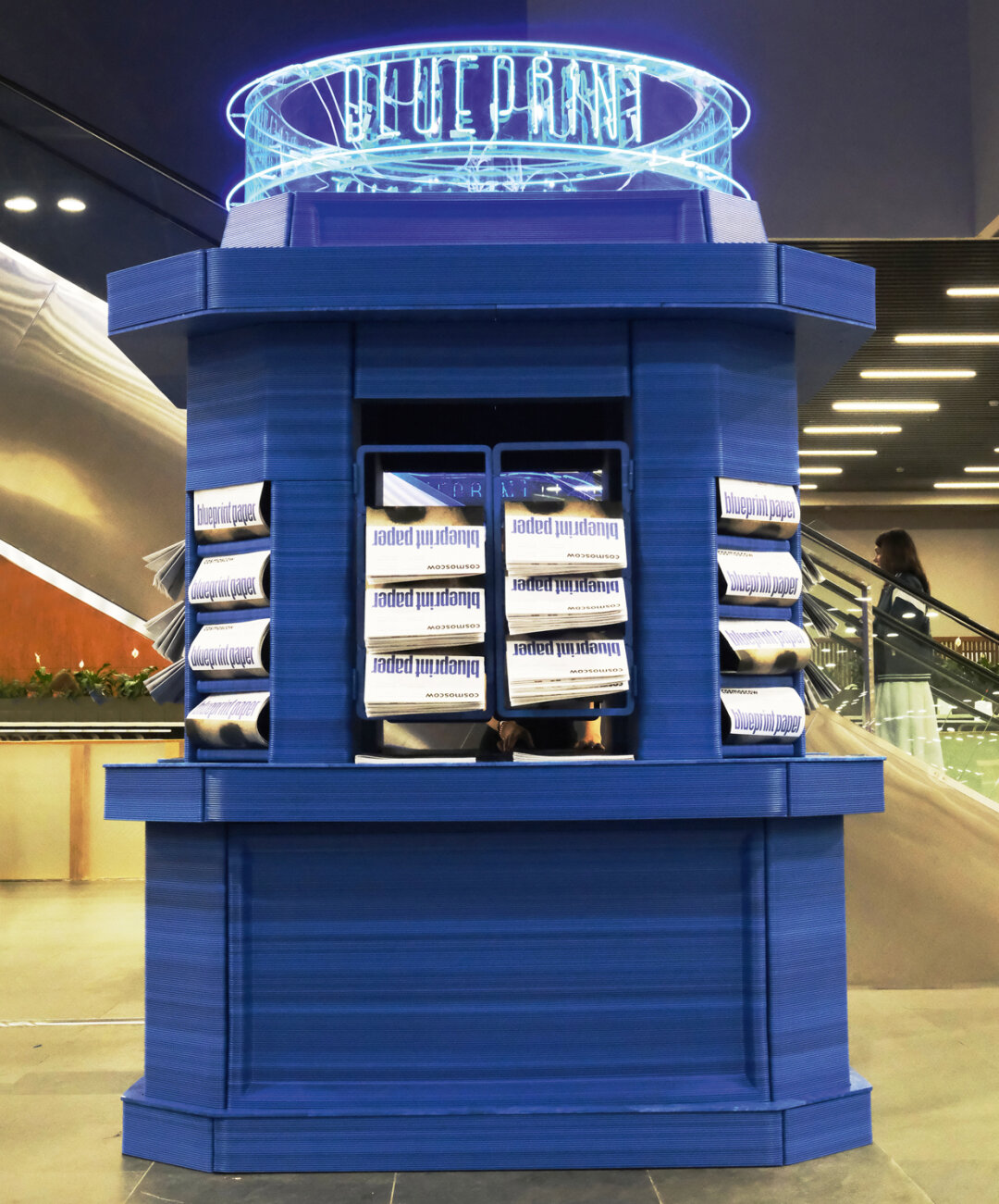 Не изменяющий традициям газетный киоск для Blueprint, только технологичный