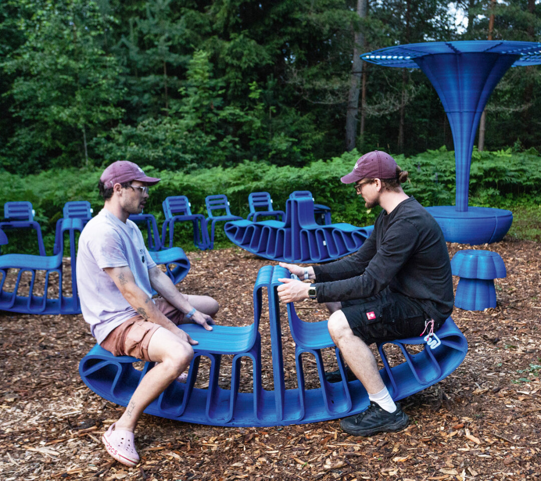 Тестирование качалки для бренд-зоны The Blueprint Playground на фестивале Outline. На фоне — грибы-шатры в фирменном цвете Blueprint Blue!