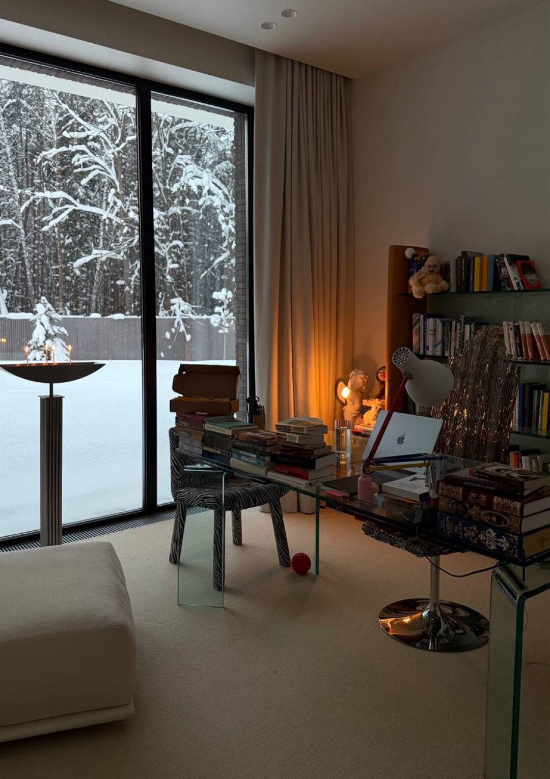 Интерьер кабинета в загородном доме Анастасии. Особое внимание обращаем на трон Снежной королевы или дизайнерский стул Edra, чья спинка, по словам