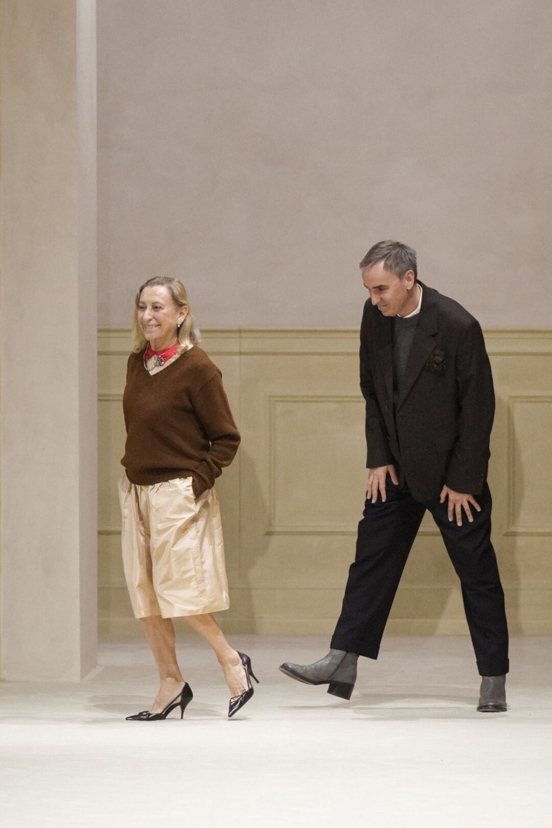 «Мы представляли себя археологами — снимая слои, вы открываете красоту», — сказал Раф Симонс за кулисами шоу