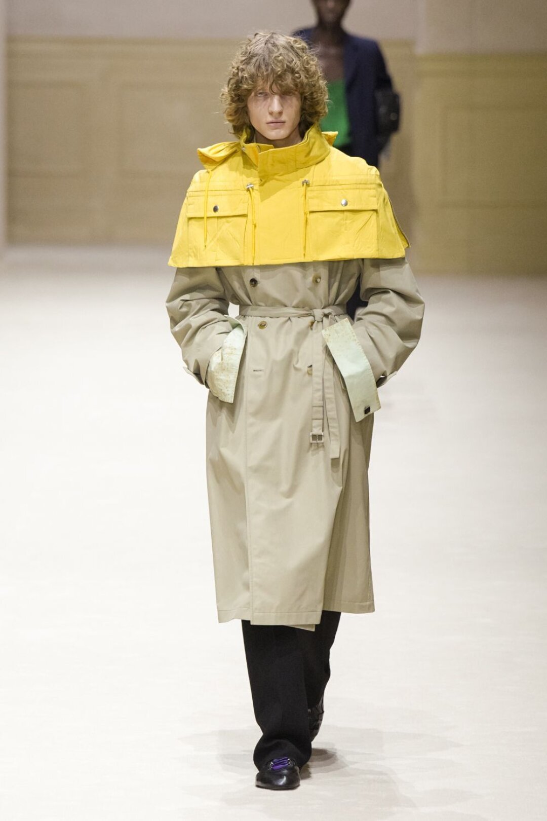 Ну наш! Lumpen boy Вячеслав Никитин — на подиуме Prada в солнечной карго-пелеринке