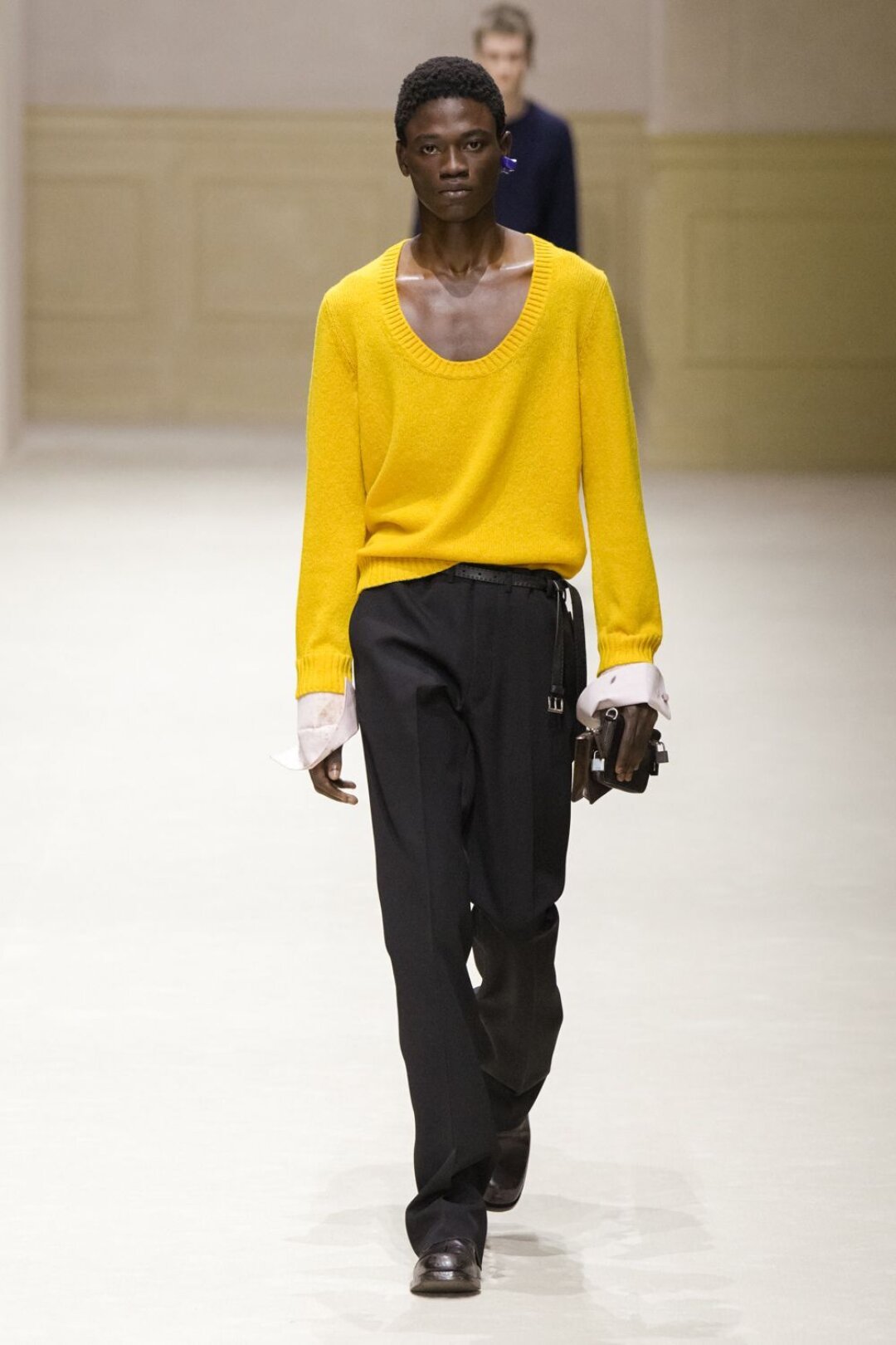 Говорим «да» свитерам с круглой горловиной (читай: предрекаем мегатренд на подчеркнутые ключицы) и псевдозабрызганным кофе манжетам