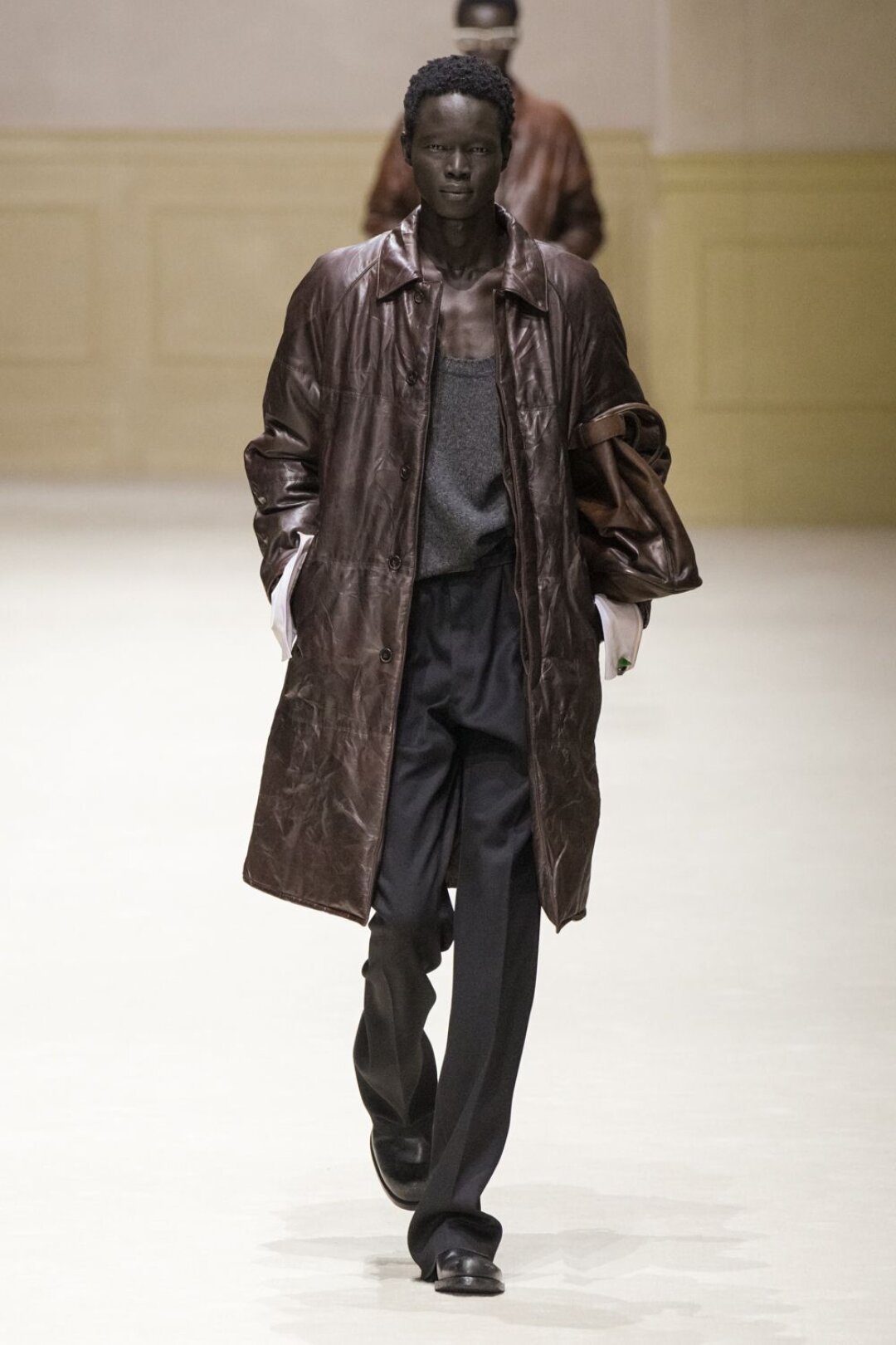 Миучча Прада как бы намекает, что в кожаные псведопуханы тоже хорошо отмывают кафель (и обладают навыком самонадутия)