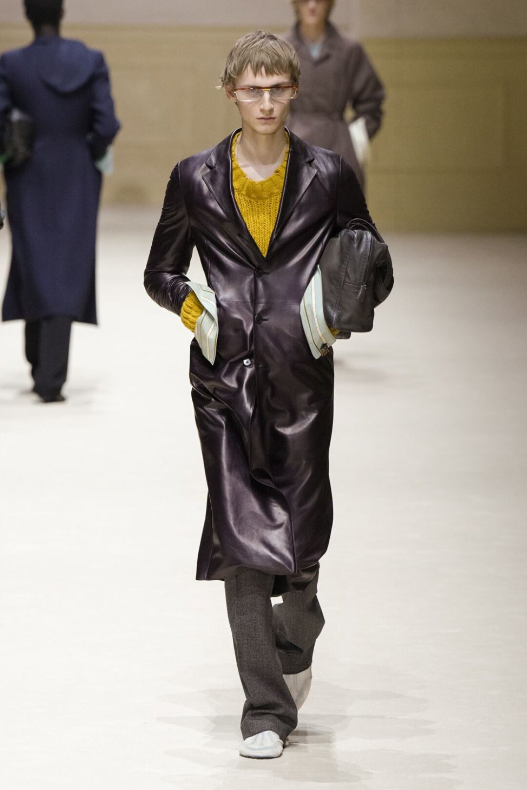 Kайфхак для стритстайл-выхода — берем тоут под мышку, засовываем руки в карманы и отворачиваем манжеты