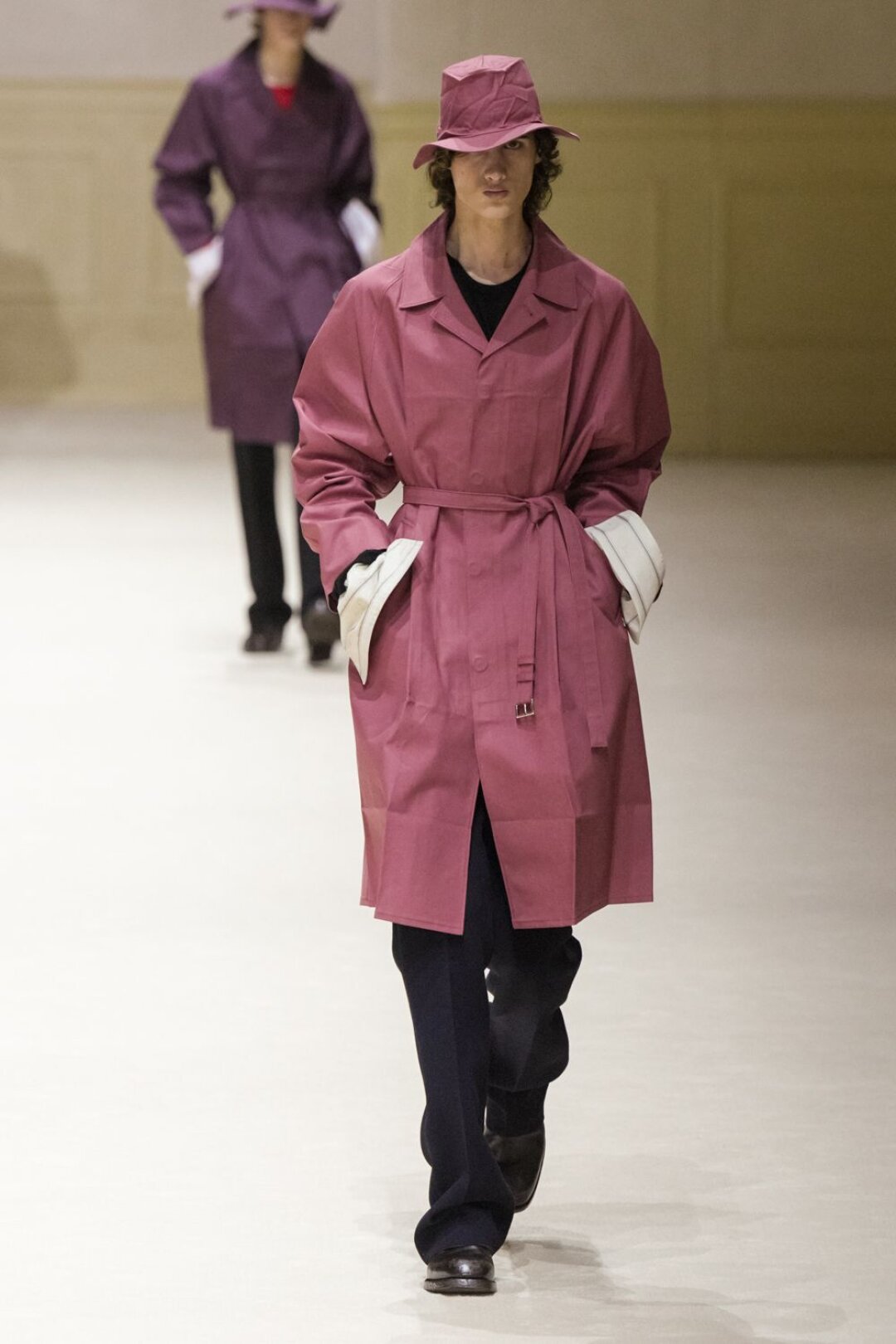 Подпоясываем плащ правильно — завязываем двойной узел сбоку (никакой пряжки — пусть витает в воздухе!)