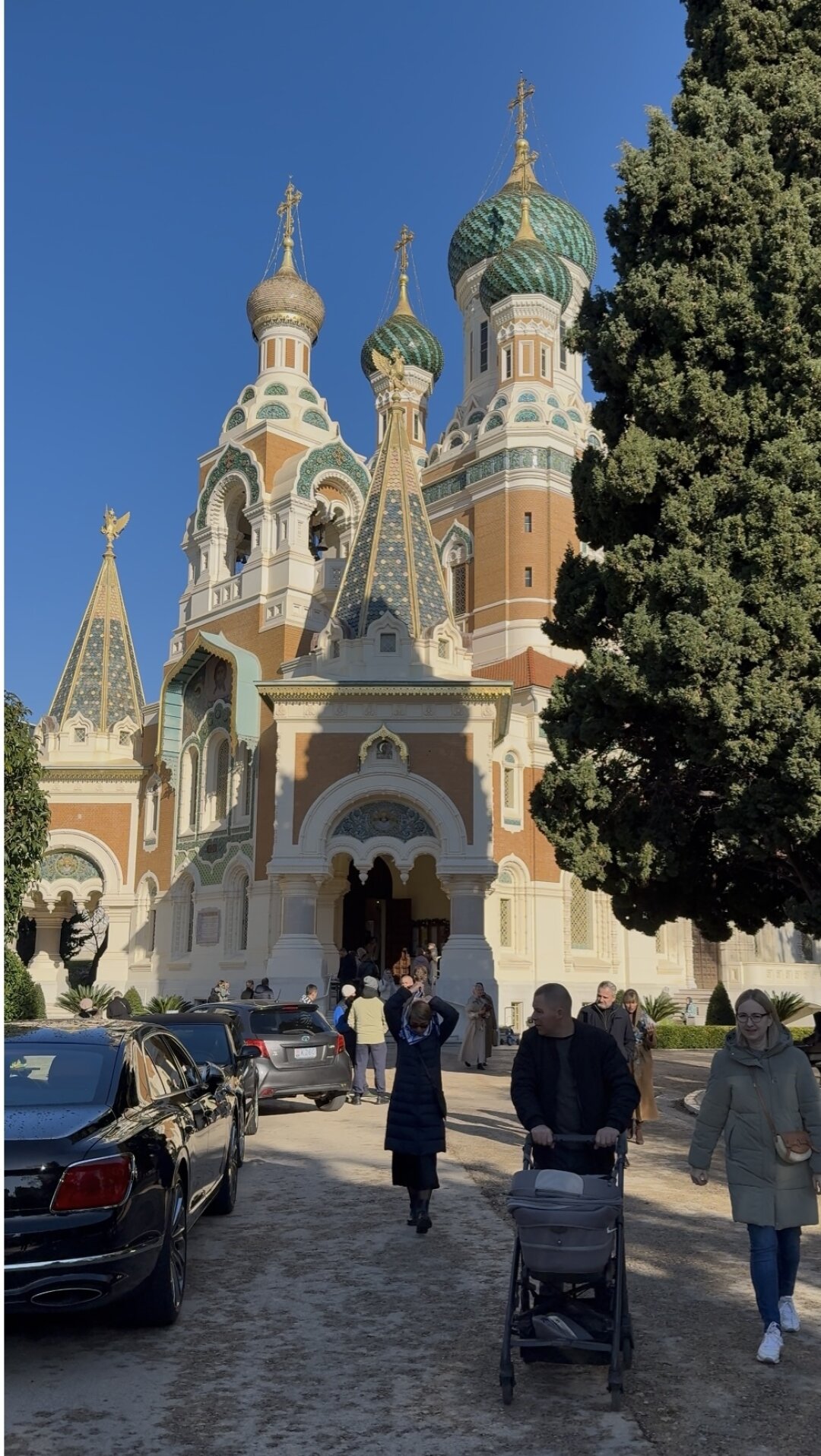 Собор святителя Николая Чудотворца строился по проекту профессора петербургской Академии Художеств Михаила Преображенского. Деньги на храм — 1,5 млн