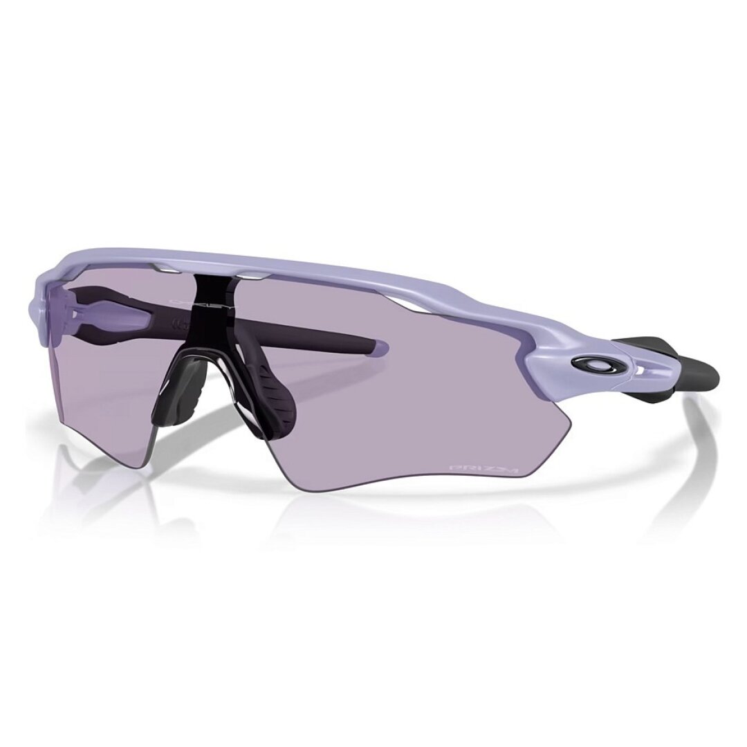 Очки Oakley, Peak, 29 950 руб. Бегун, велосипедист или техно-кобра — футуристичная оправа Oakley точно пригодится