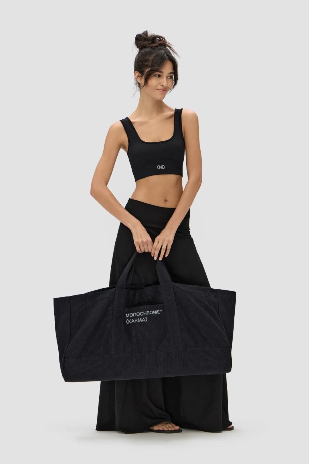 Сумка для йоги Monochrome, 15 000 руб. «Черный квадрат» Малевича вместил все цвета, а в черную сумку Monochrome можно втиснуть даже больше — от формы