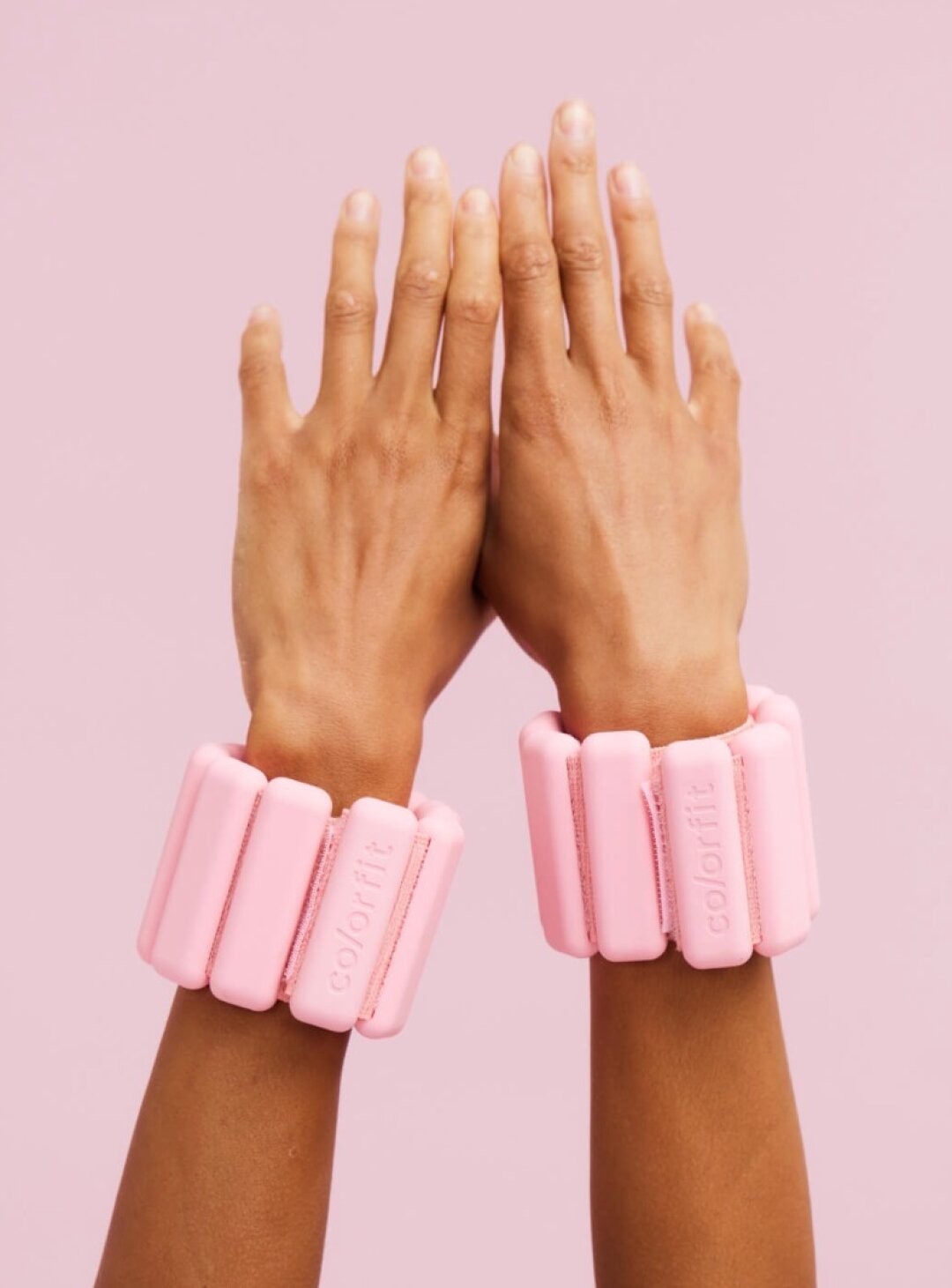 Гантели-утяжелители Almond Crew, 2 999 руб. Отрабатываем тренд на гранд-браслеты с помощью литых Altuzarra и полукилограммовых в оттенке жвачки Almond