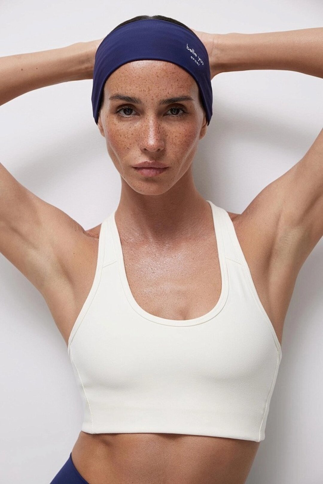 Повязка на голову belle you, 999 руб. Не только приструнит падающие на лицо волосы во время бега, сайклинга или тенниса, но и спасет в условиях bad