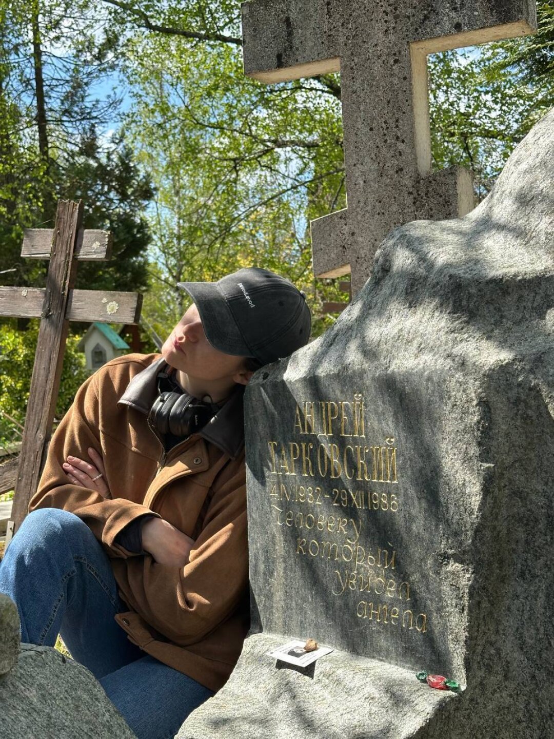 Настя Паутова у могилы режиссера Андрея Тарковского на кладбище Сент-Женевьев-де-Буа под Парижем