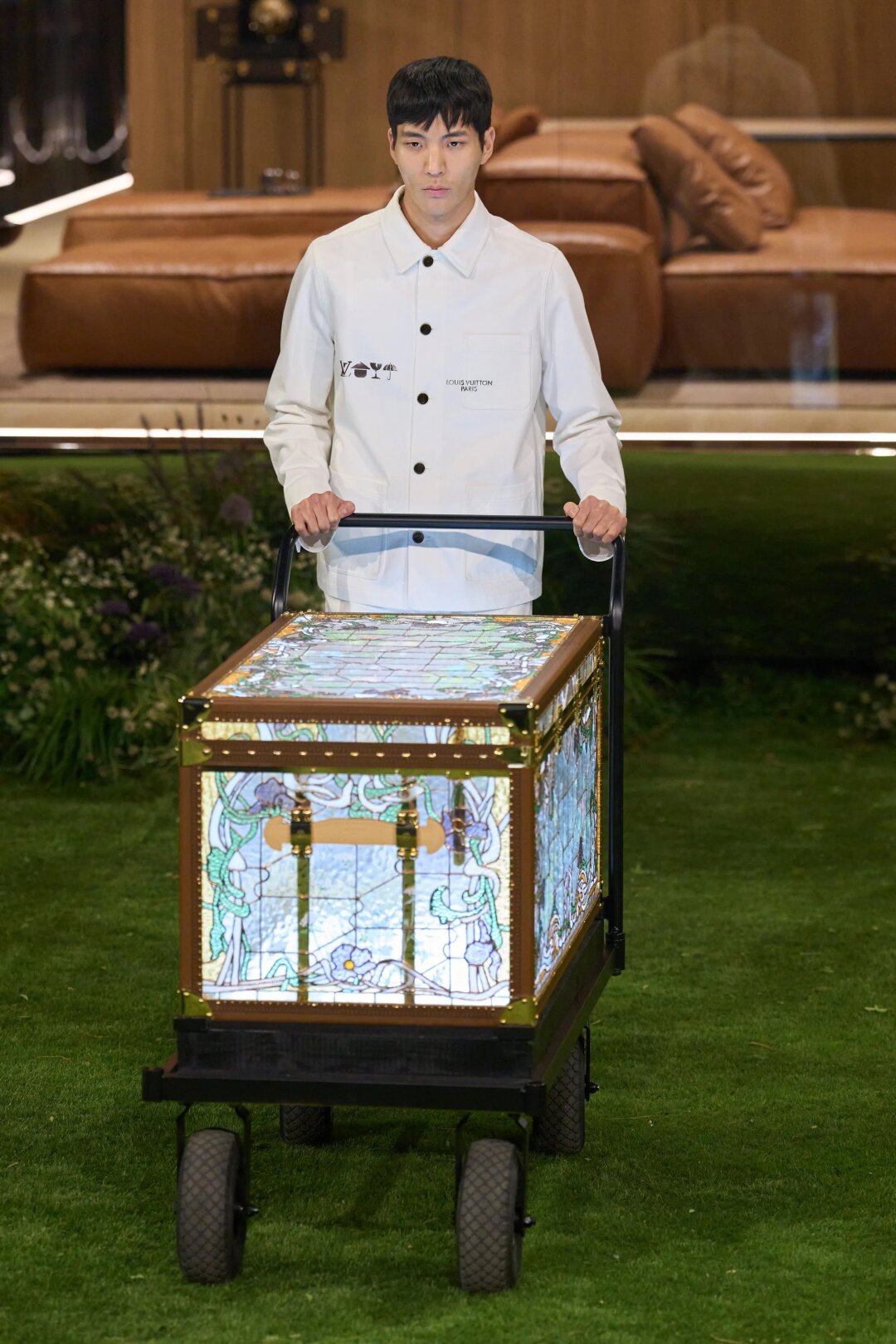 Меняются коры, вайбы, прайм эры, но есть что-то вечное — сундуки LV (на этот раз в витражах!)