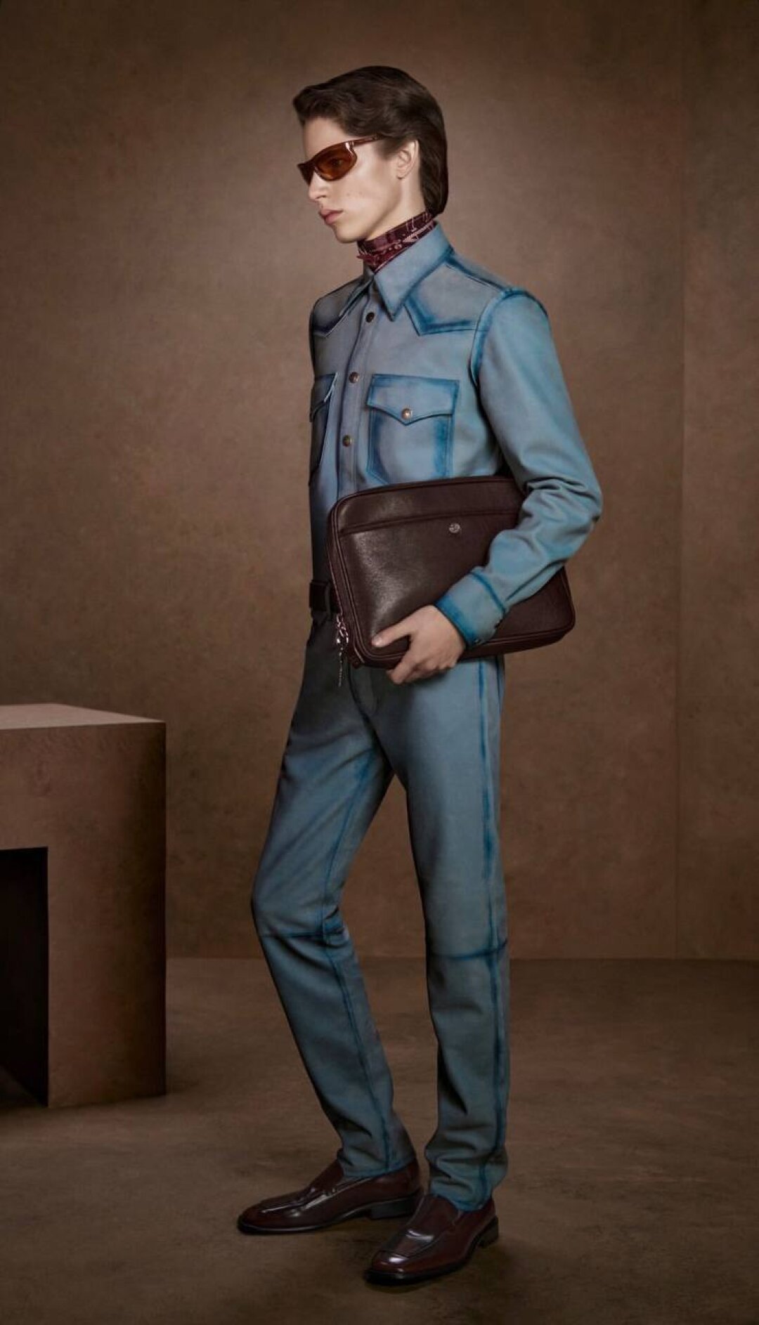 Не украл, а вдохновился: кожаный деним в исполнении Джонни Йоханссона по мотивам дебютного показа Матье Блази в Bottega Veneta