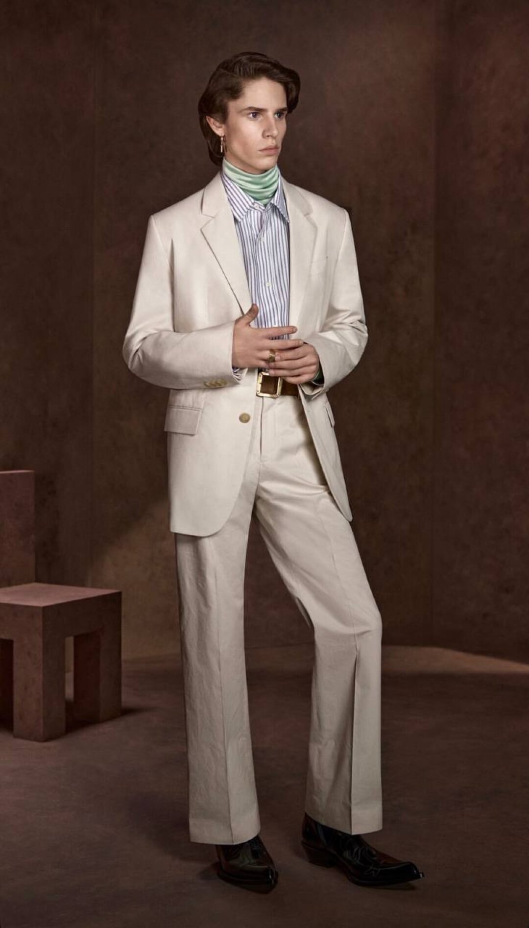 Говорим «да» шейному платку из шелка — без труда дополнит льняные двойки, джинсовые (на самом деле нет!) рубашки и даже пуховики