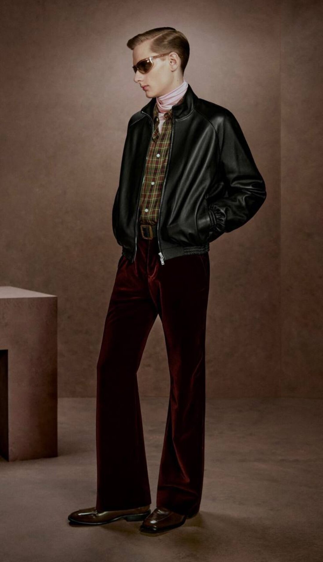 1970-е всё еще с нами: пропускаем в гардероб не только казаки и афганские дубленки, но и расклешенные брюки из вельвета