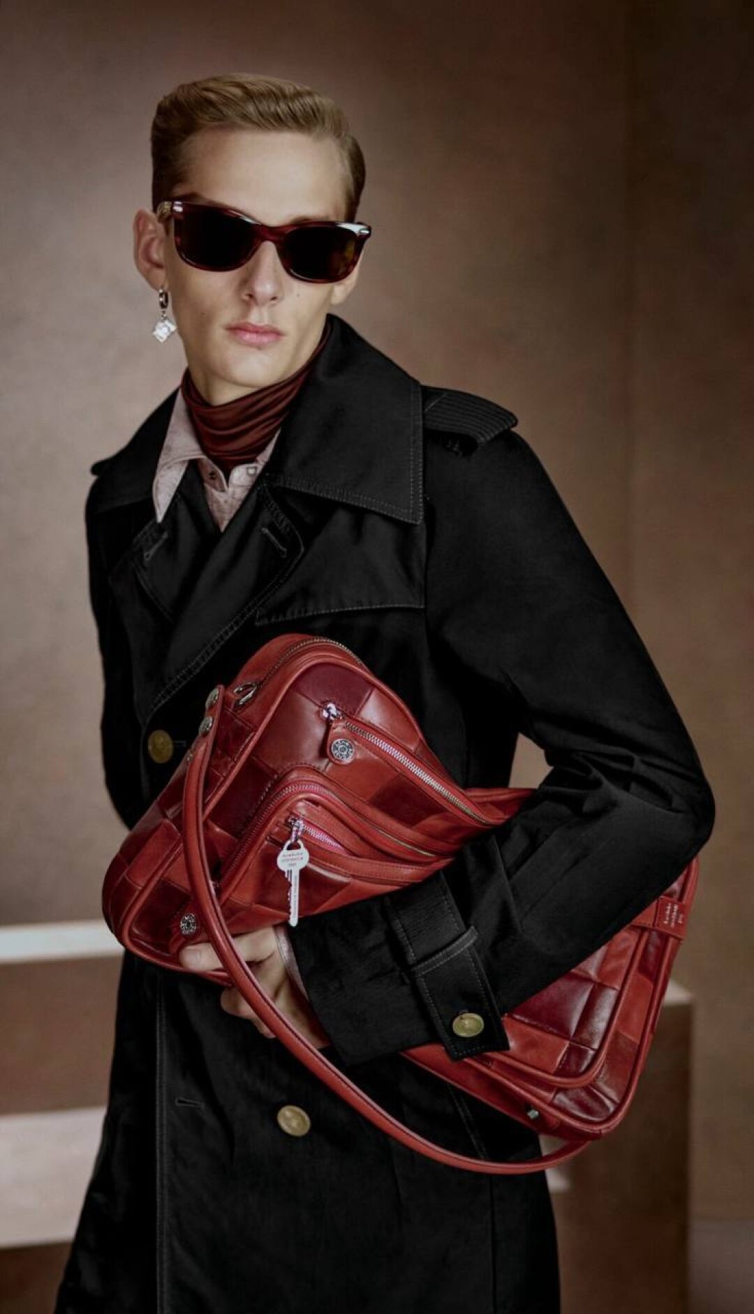 На звание «it-сумка следующей осени» номинируем шахматную почтальонку Acne Studios