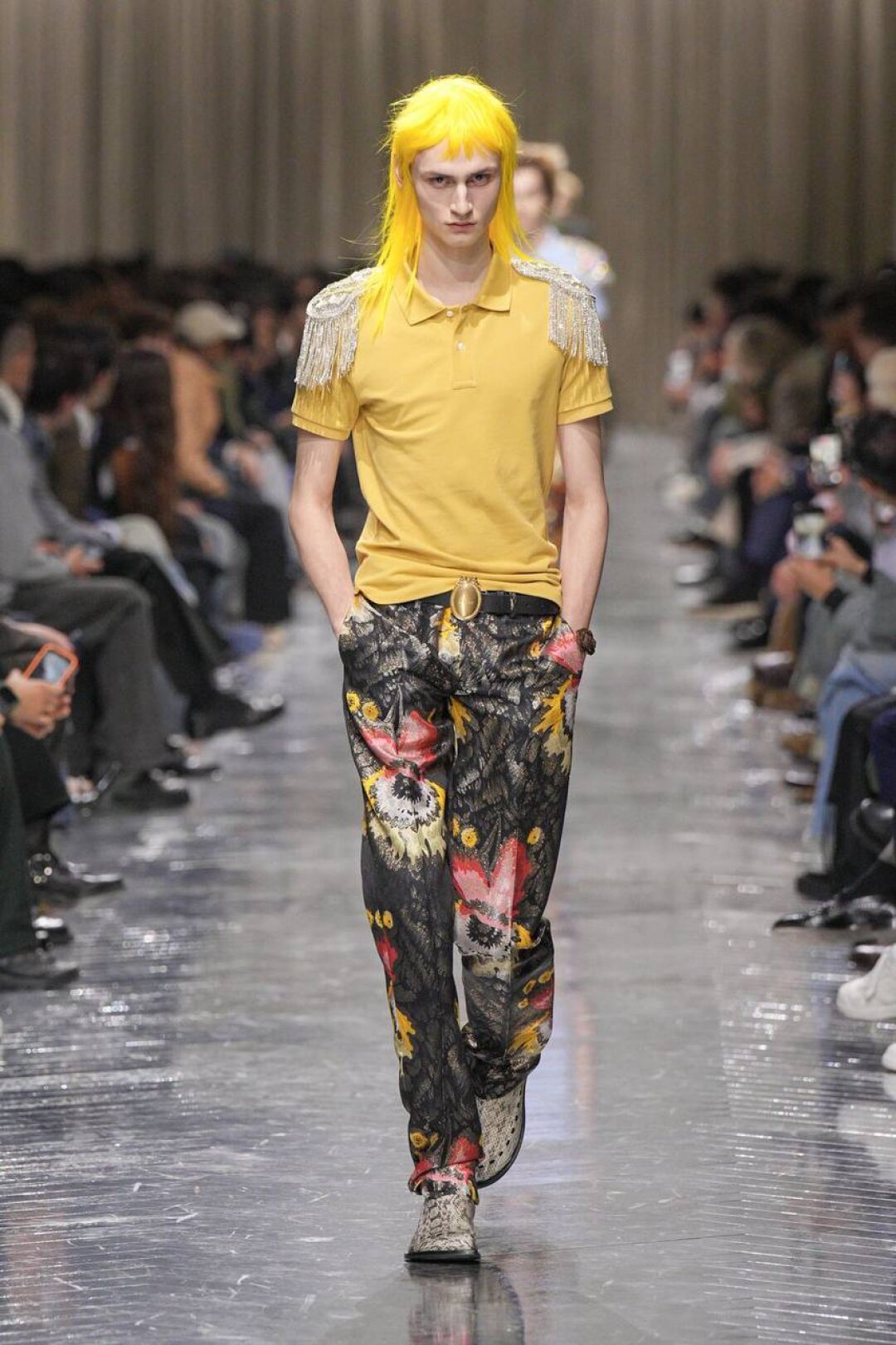 Пока Нино Шаматава украшает платье нагрудными триумфальными значками, Джонатан Андерсон венчает эполетами кэжуальное поло