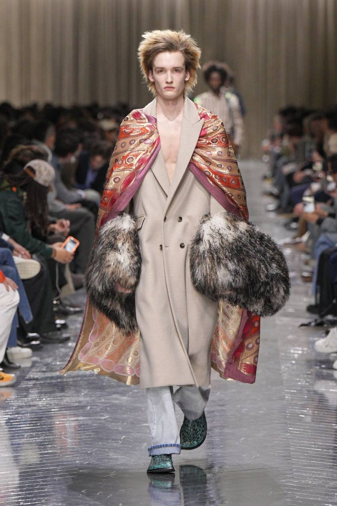 Когда в детстве под руку попался мамин платок и ты решил стать супергероем