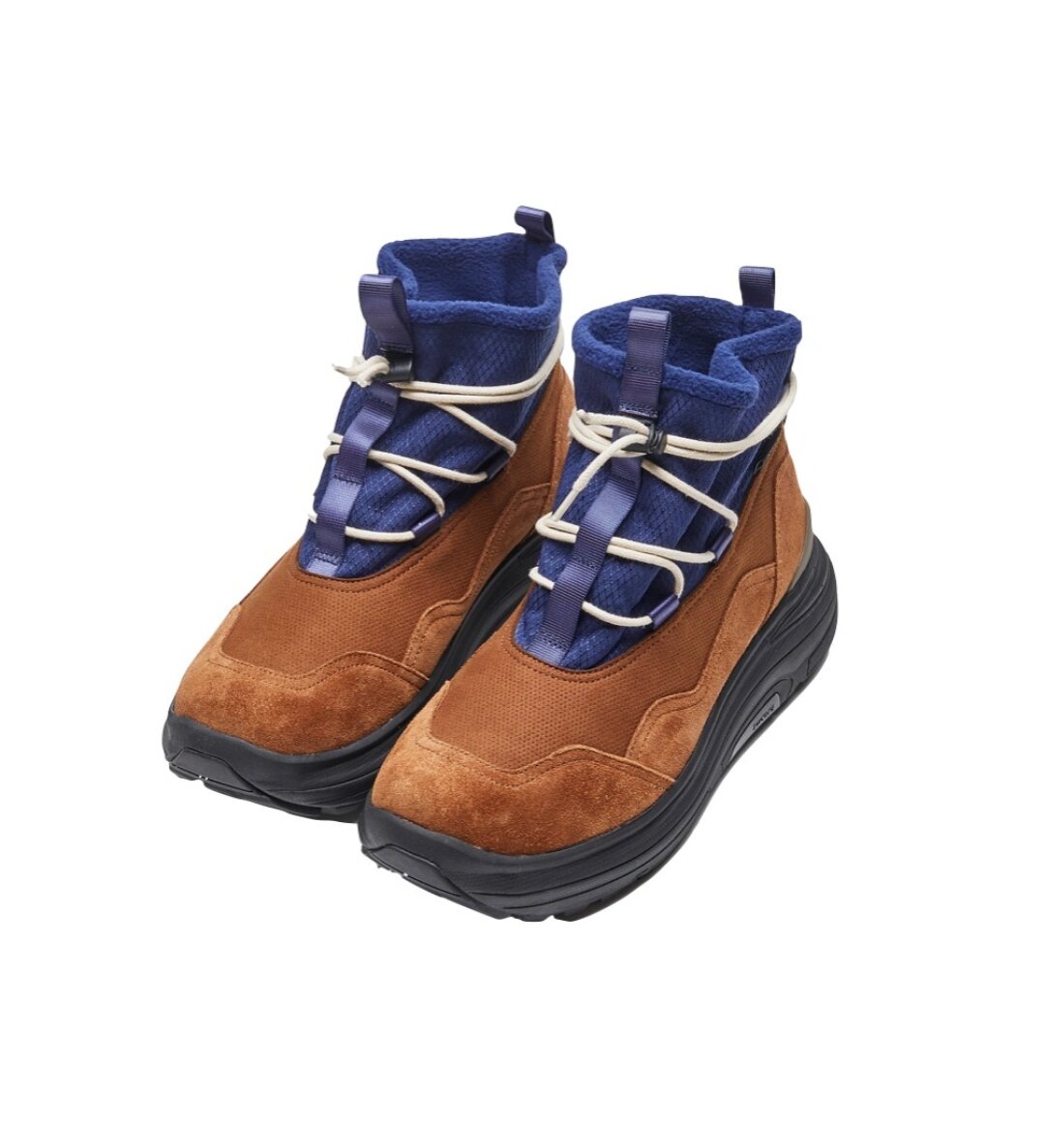 Ботинки Suicoke, Studio Slow, 38 990 руб. Японцы Suicoke виртуозно овладели колорблоком из коллекции Prada и «Словаря Цветовых Сочетаний» Сандзо Вада