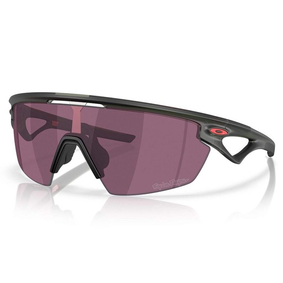 Очки Oakley, Peak, 30 950 руб. Веломарафон или техно-рейв — футуристичная оправа Oakley пригодится везде