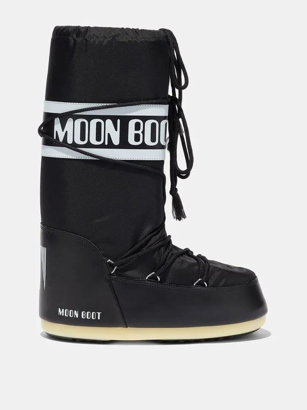 Сапоги Moon Boot, «У Красного моста», 23 900 руб. Мунбуты вернулись на ноги главных it-girls (от Кендалл Дженнер до Рианны!) и в наши зимние вишлисты