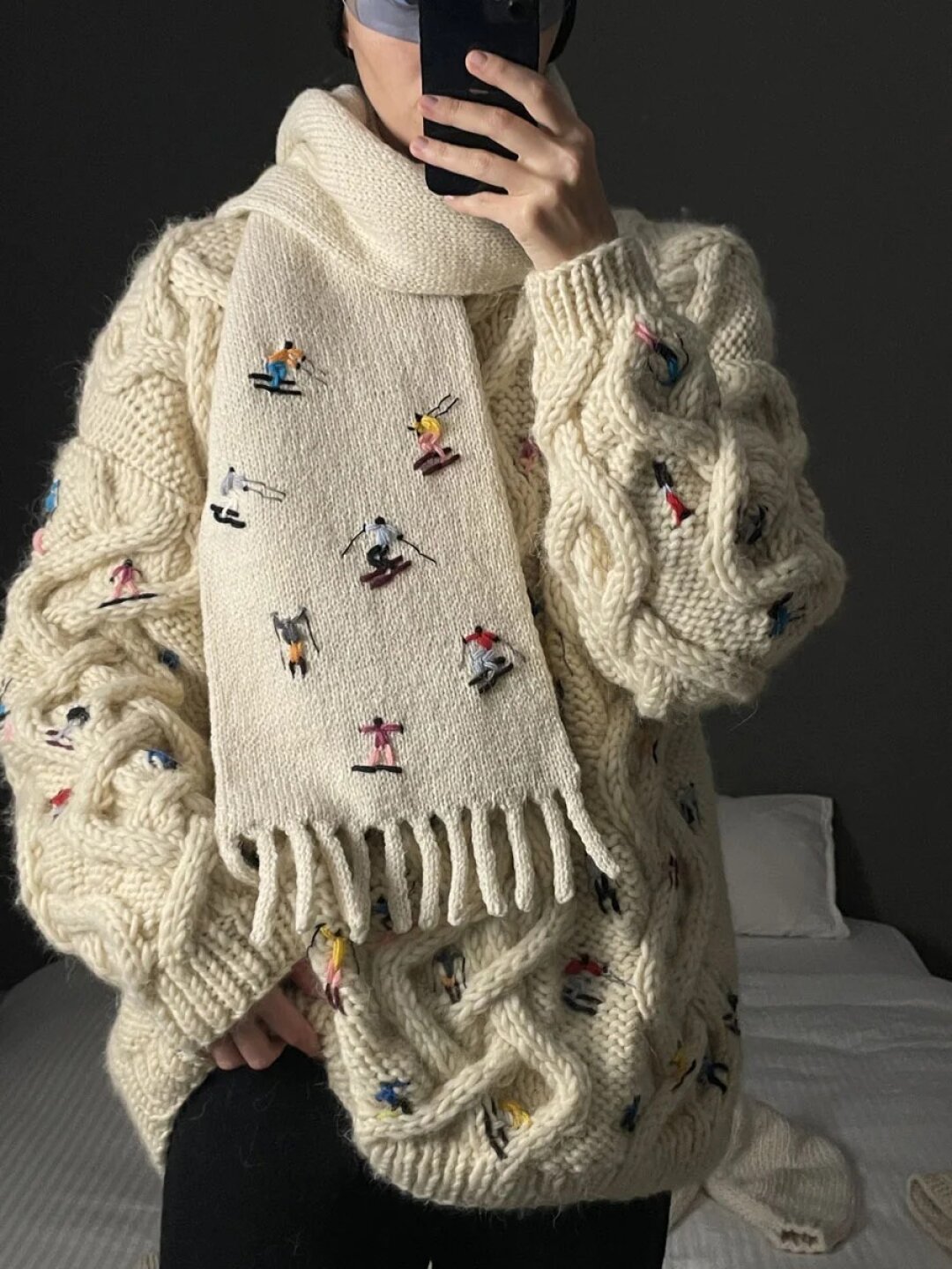 Шарф Mirstores, 21 490 руб. «Лыжники» Сергея Лучишкина прямиком из Русского музея скатились на вау-шарф от вязальщиков-виртуозов Mirstores