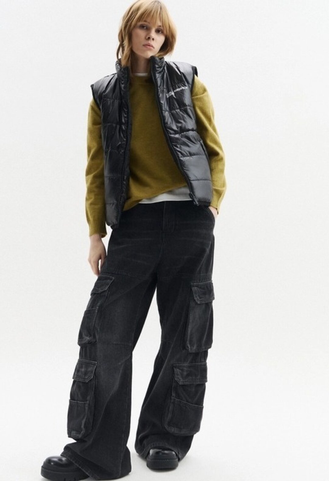 Жилет Karl Lagerfeld, BNS Club, 21 000 руб. Это база: черный дутый жилет Karl Lagerfeld без труда отработает в горпкорном луке с флисками и карго, а