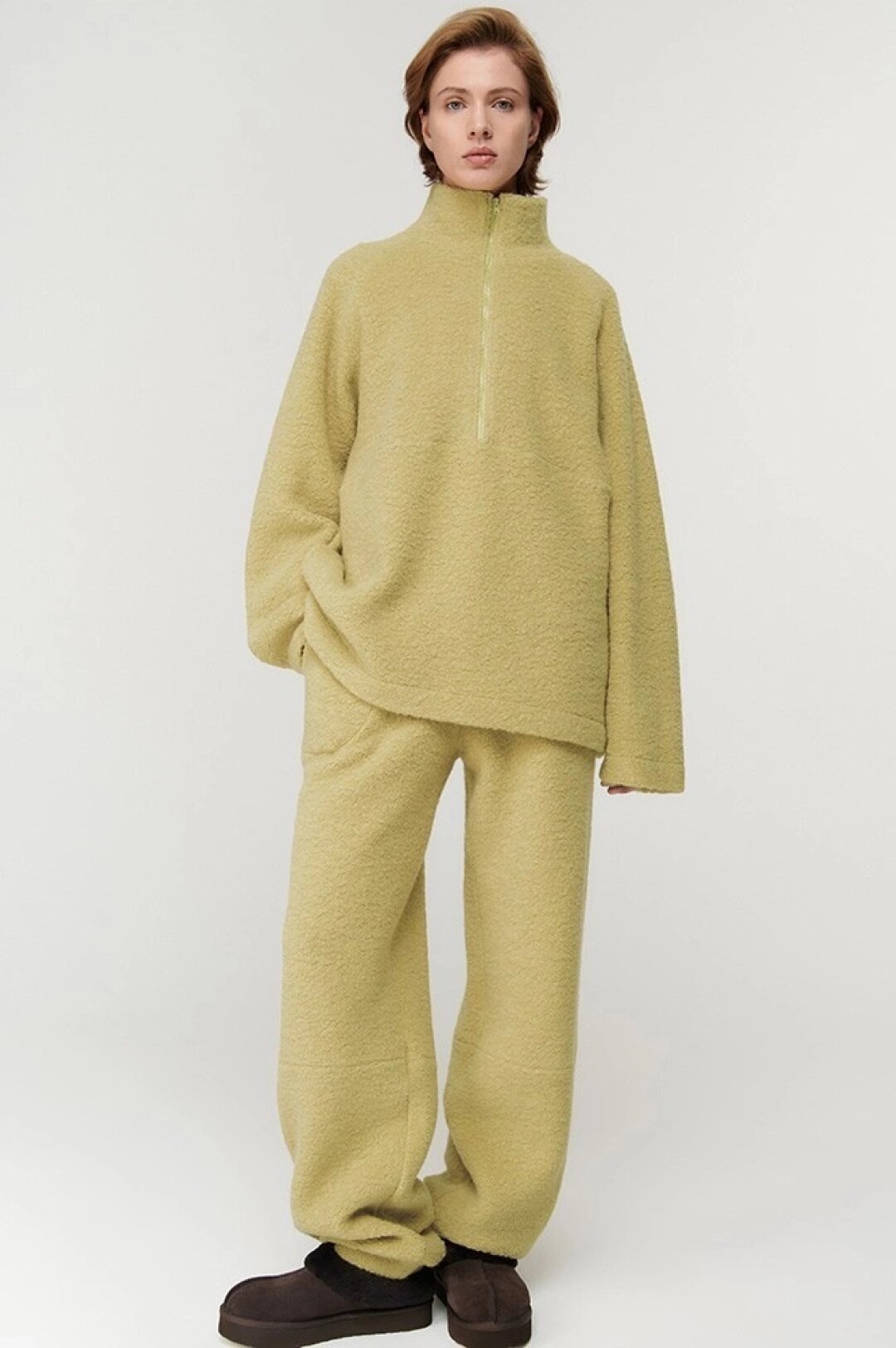 Брюки Daisyknit, 7 080 руб. Этичная альтернатива ультрамодному меху (и даже более экологичная, чем мех искусственный!) — кучерявая шерсть на брюках