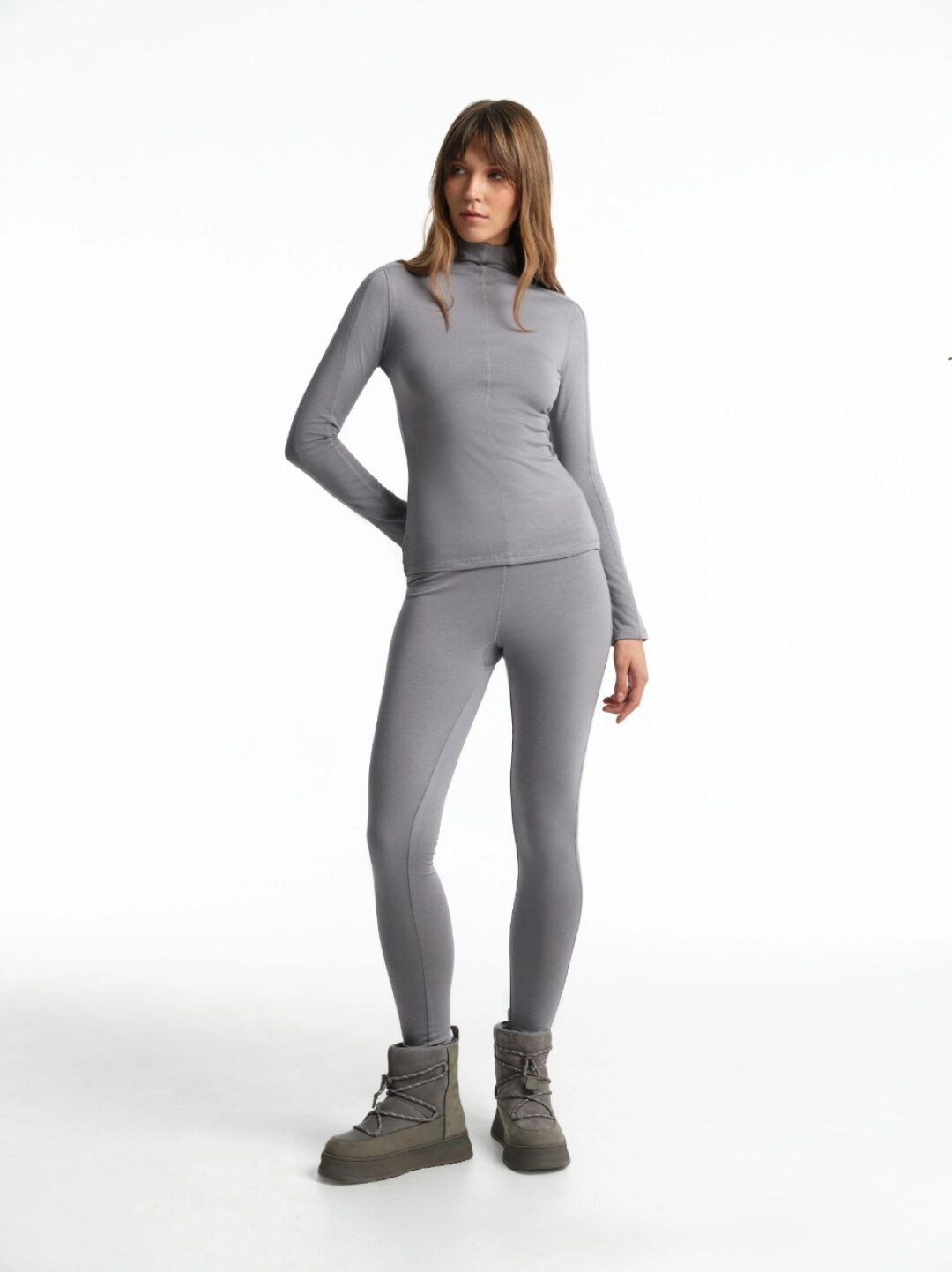 Термолонгслив Urbantiger, 4 790 руб. В безжалостные -10°C спасаемся термобельем от профи функционального гардероба Urbantiger. А после — носим в