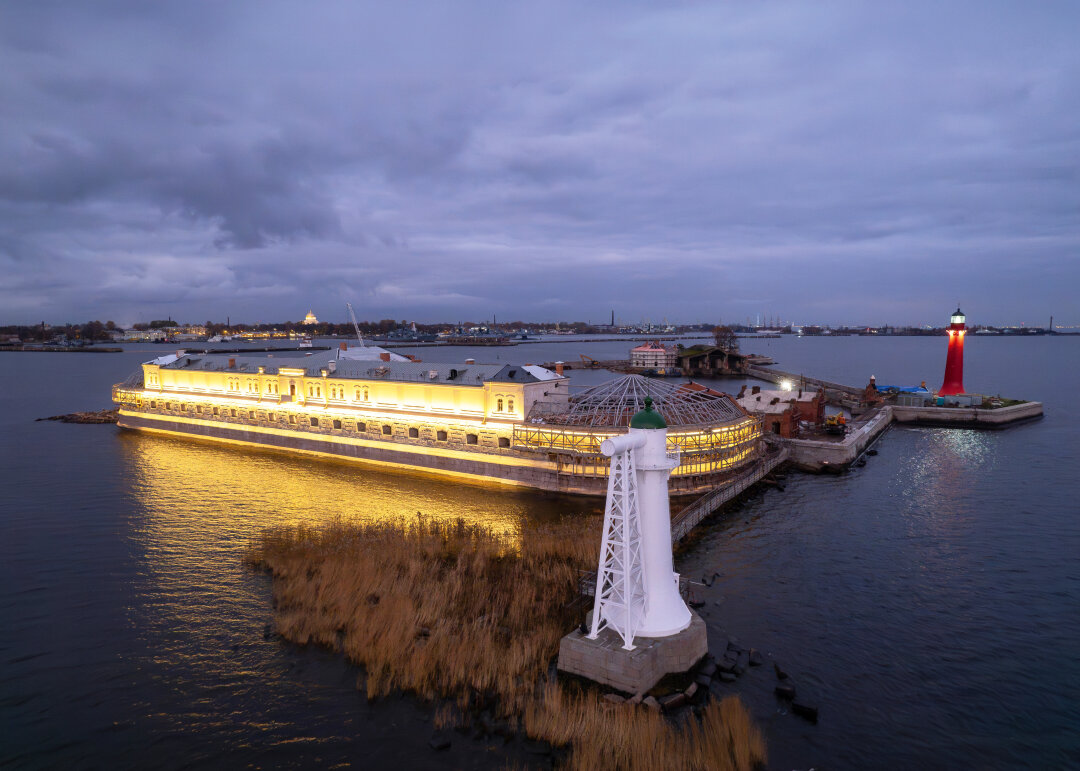 Первый форт Кронштадта «Кроншлот» после реставрации: Верхнему и Нижнему Николаевским маякам вернули утраченные чугунные ступени, вставили витражные